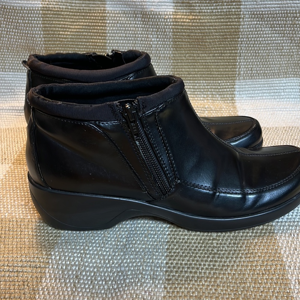Easy Spirit Women’s Zip Bootie, good pre-owned condition - Picture 3 of 5